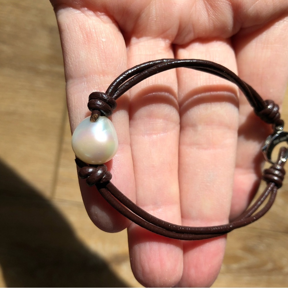 Elegant Brown Leather Bracelet with Pearl Accent